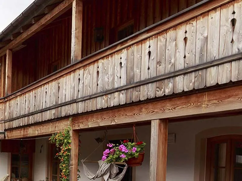 Holzbalkon in bayerischem Stil