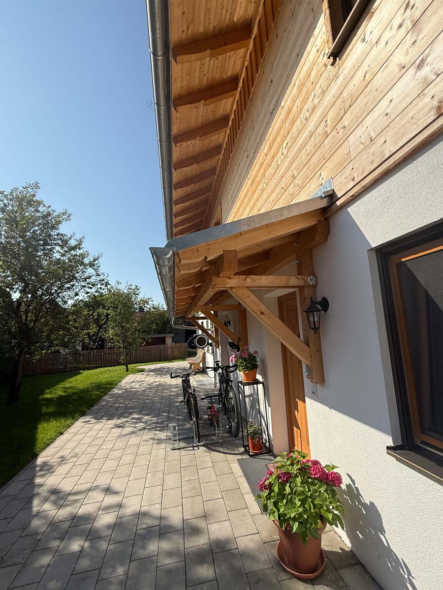 Seitlicher Blick auf Eingangsbereich mit Holzvordach
