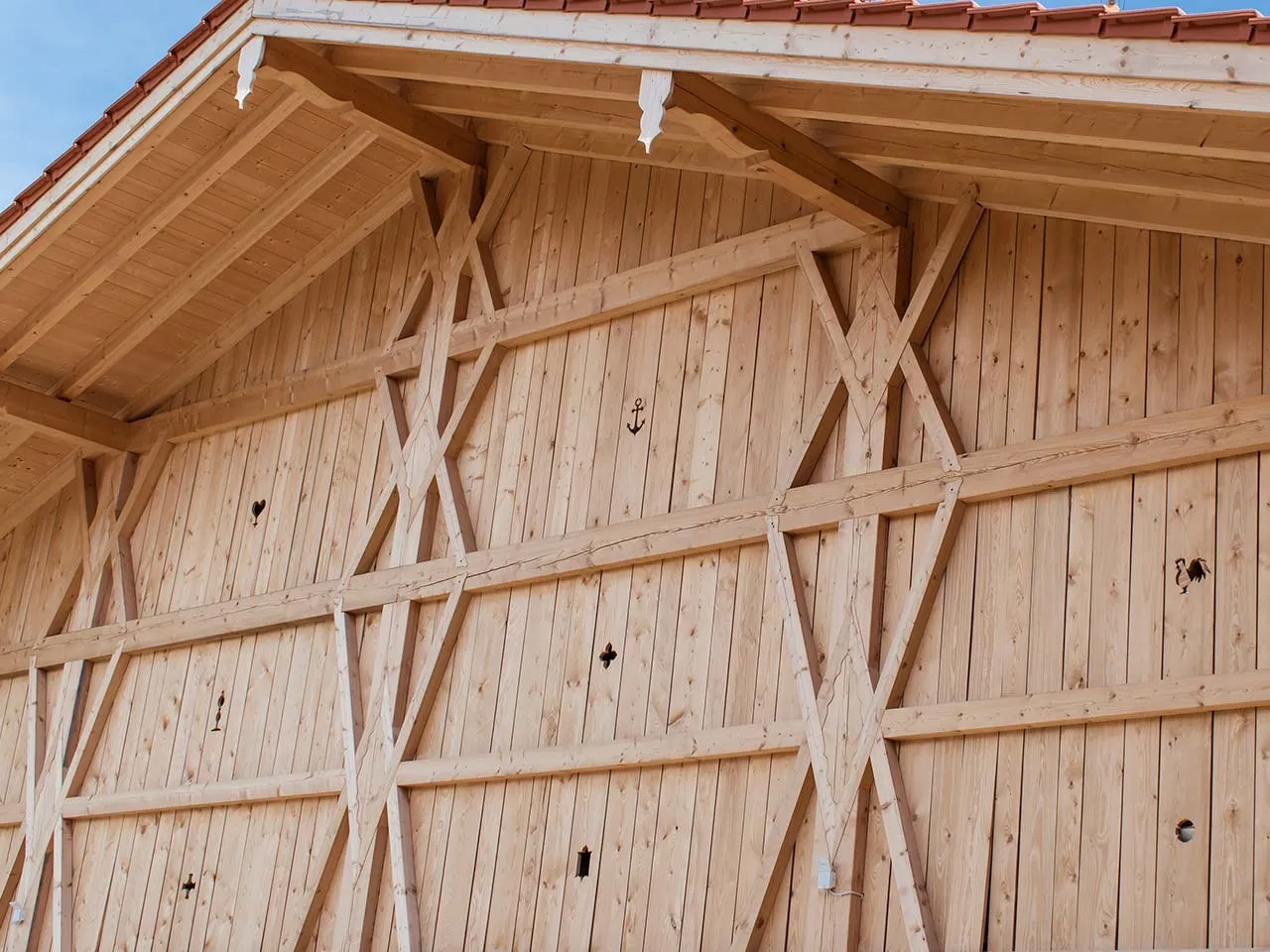 Holzfassade einer landwirtschaftlichen Halle