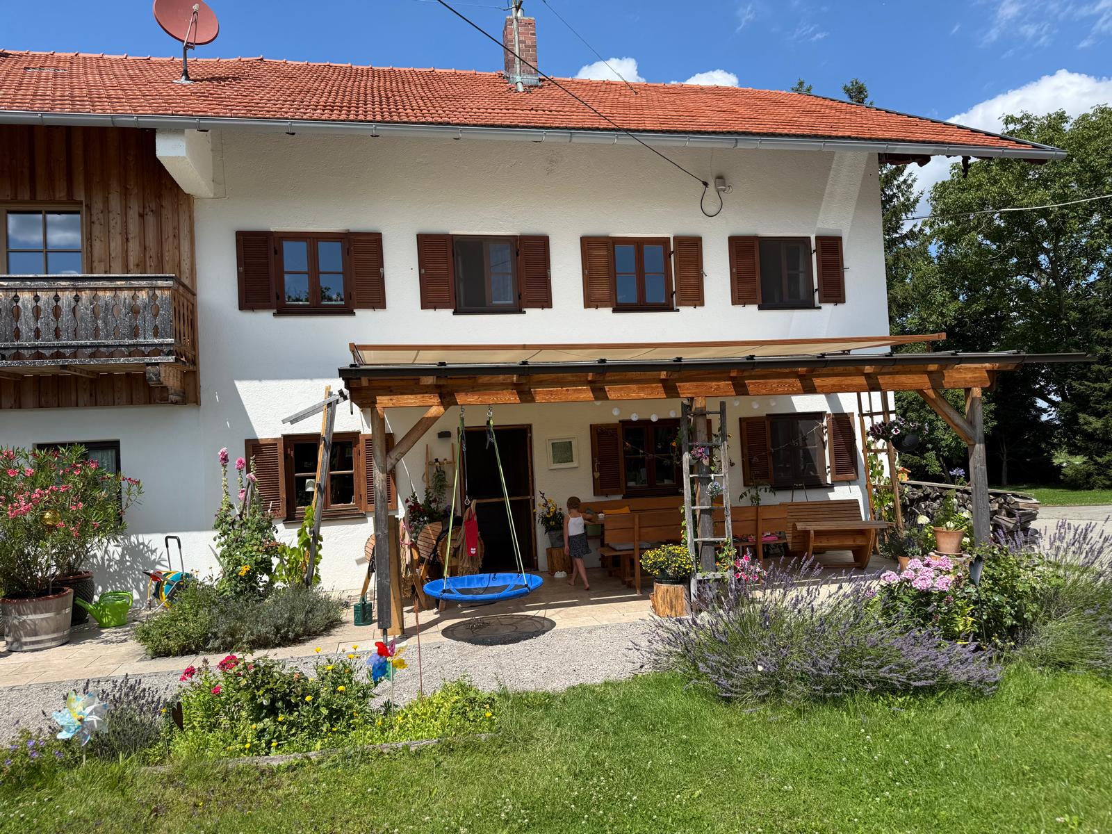 Überdachung eines Eingangsbereichs aus Holz