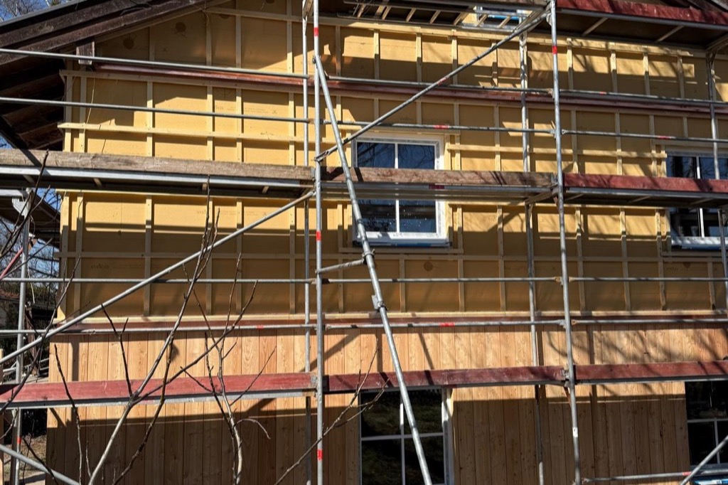 Anbringen der Lerchenholzfassade