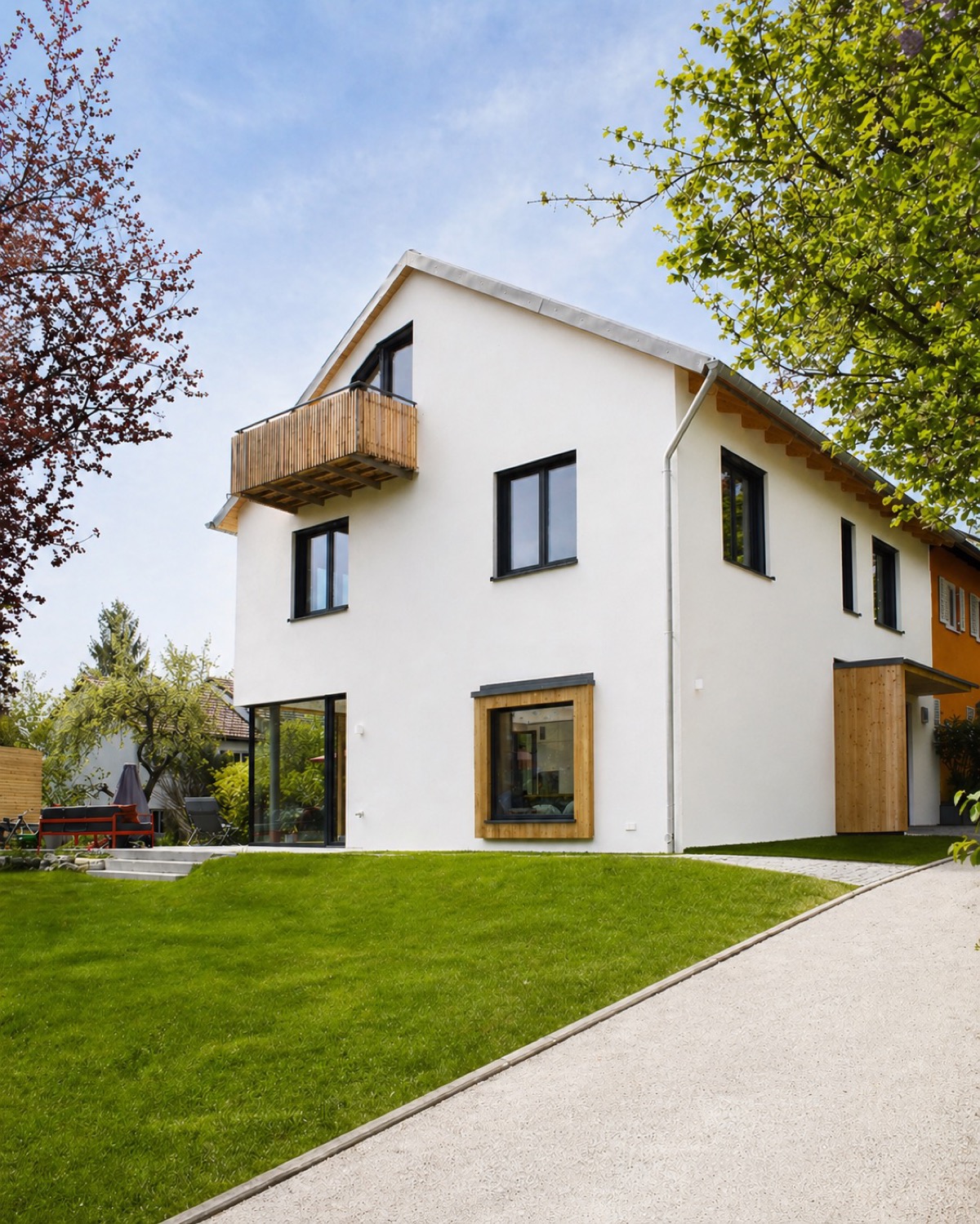 Holzhaus in weißer Eleganz