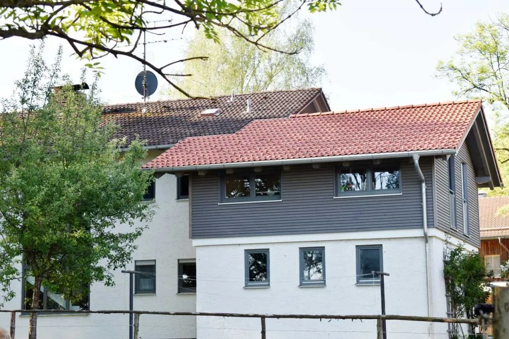Rückseite der Garage mit Aufstockung an der Seite eines Wohnhauses