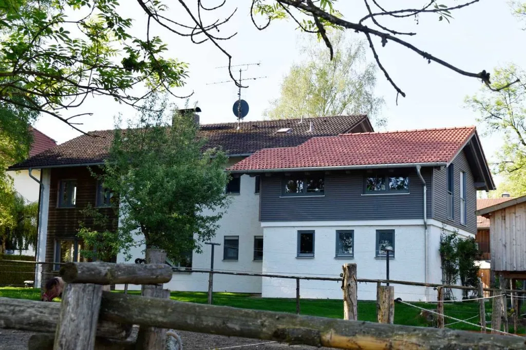 Rückseite der Garage mit Aufstockung an der Seite eines Wohnhauses