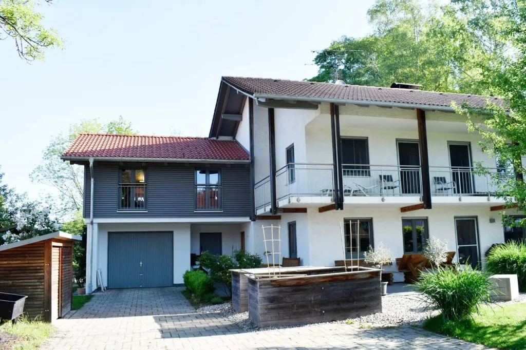 Frontansicht einer Garage mit Aufstockung an der Seite eines Wohnhauses