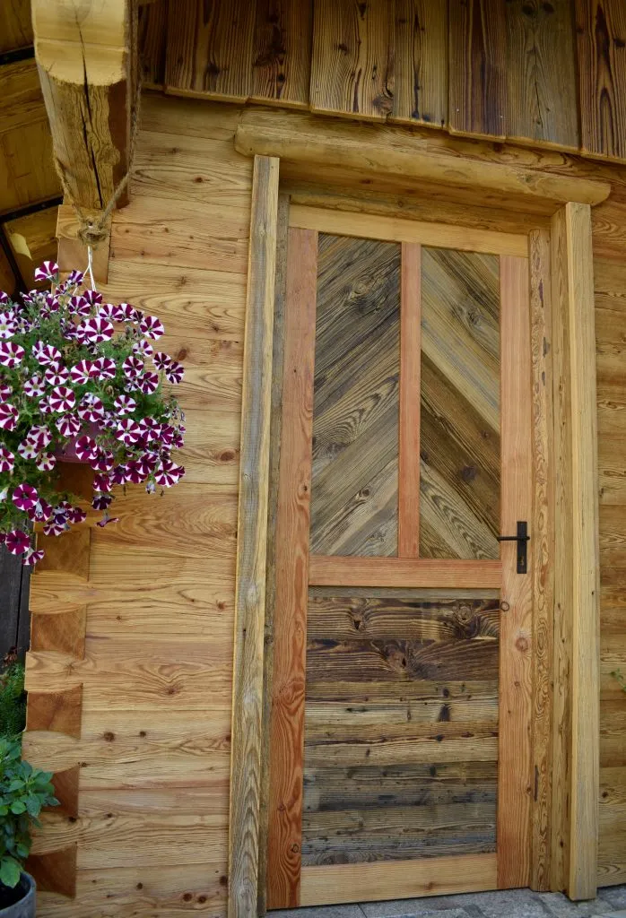 Nahaufnahme der Tür eines Gartenhauses aus Holz