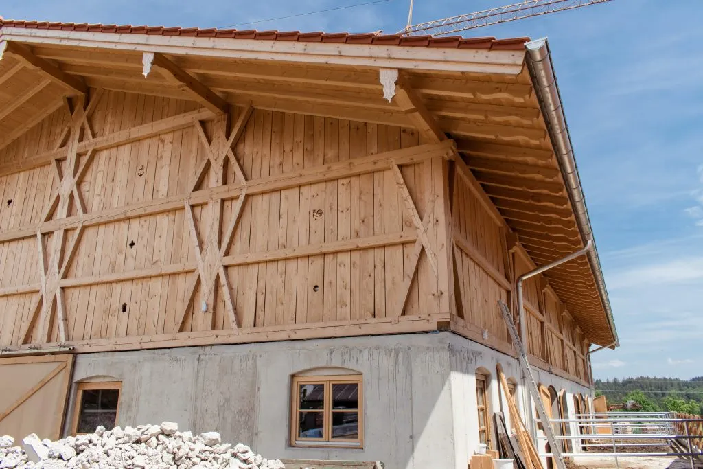 Detailaufnahme der Holzkonstruktion an Dach und Fassade einer landwirtschaftlichen Hofstätte