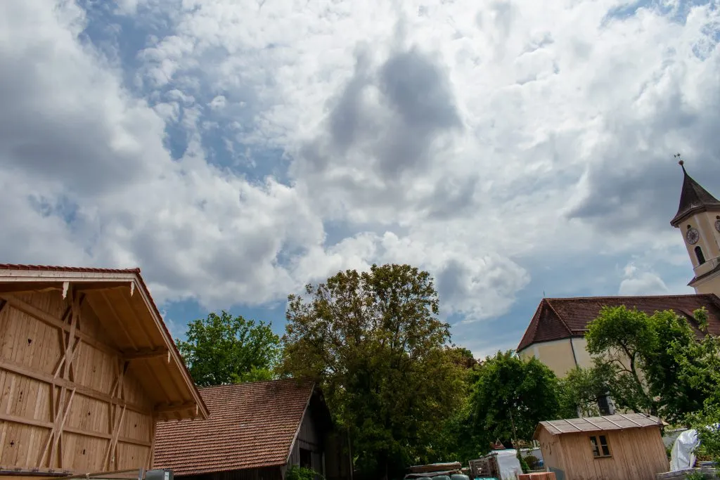 Landwirtschaftliche Hofstätte links im Bild, im Umkreis befinden sich weiterer Gebäude und eine Kirche