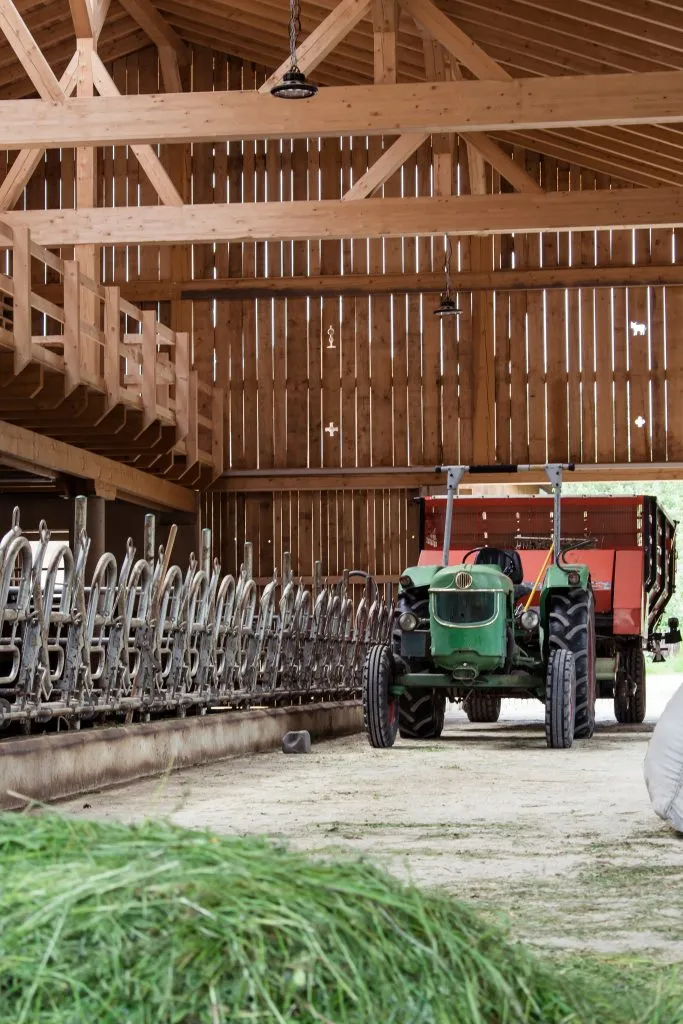 Innenansicht einer landwirtschaftlichen Hofstätte mit Sichtdachstuhl.