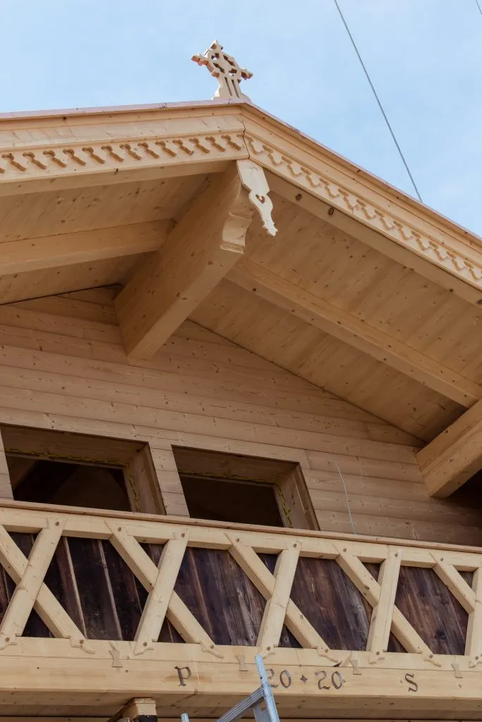 Detailaufnahme des sanierten Holzbalkons eines alten landwirtschaftlichen Betriebs