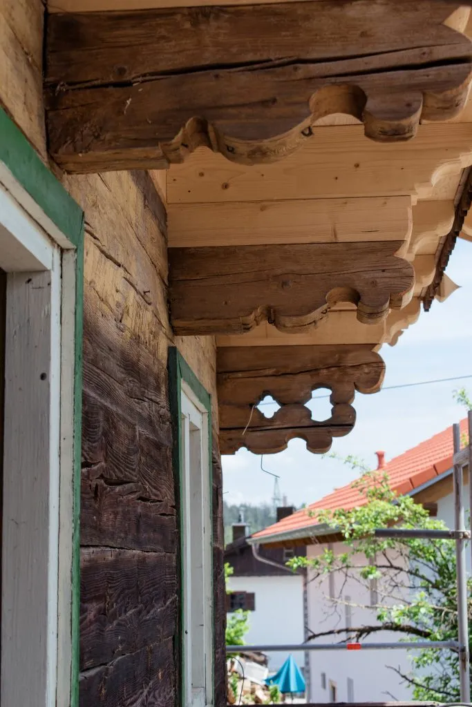 Aufnahme der Holzbalken am Dachstuhl eines landwirtschaftlichen Betriebs, die neuen Balken der Sanierung sind heller, als der Bestand