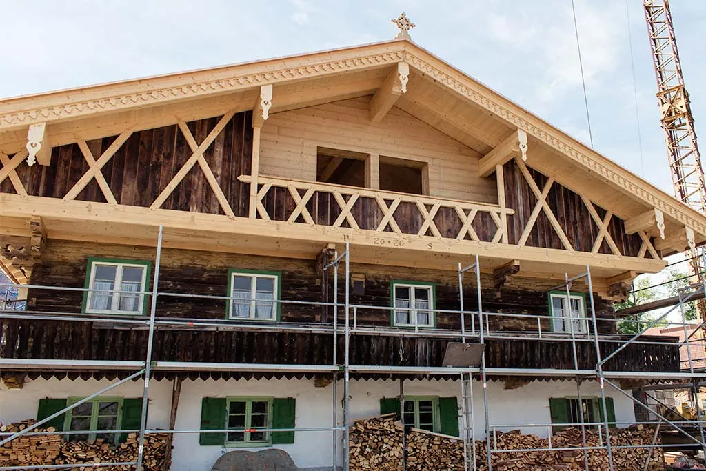 Frontansicht des landwirtschaftlichen Betriebs während der Sanierung mit Gerüst