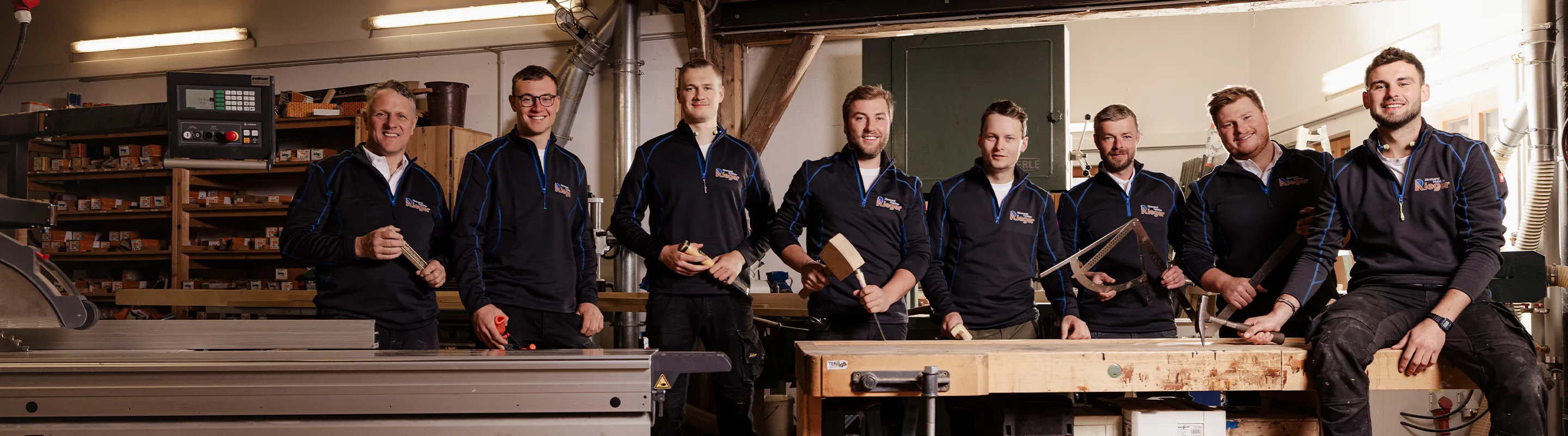 Teamfoto der Handwerker in der Werkstatt