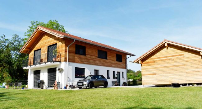 Neubau eines Hauses - Dachstuhl mit Holzfassade und Carport